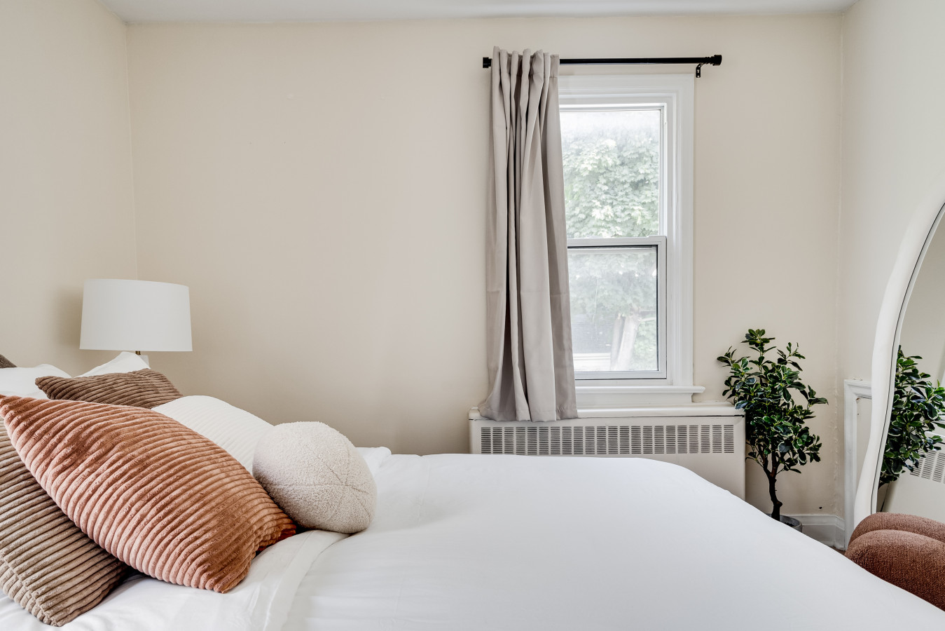 Kingston — Bright 1BR near Queen's & the Waterfront — Kingston furnished rental, photo 8