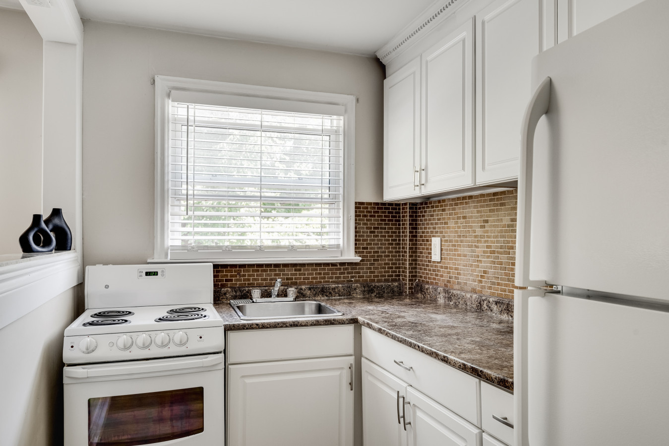 Kingston — Cozy 2BR near Campus & Downtown — Kingston furnished rental, photo 13