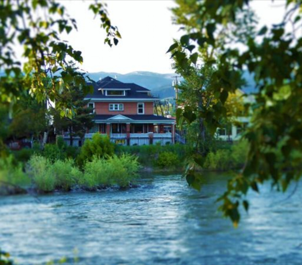 Goldsmith's Riverfront Inn