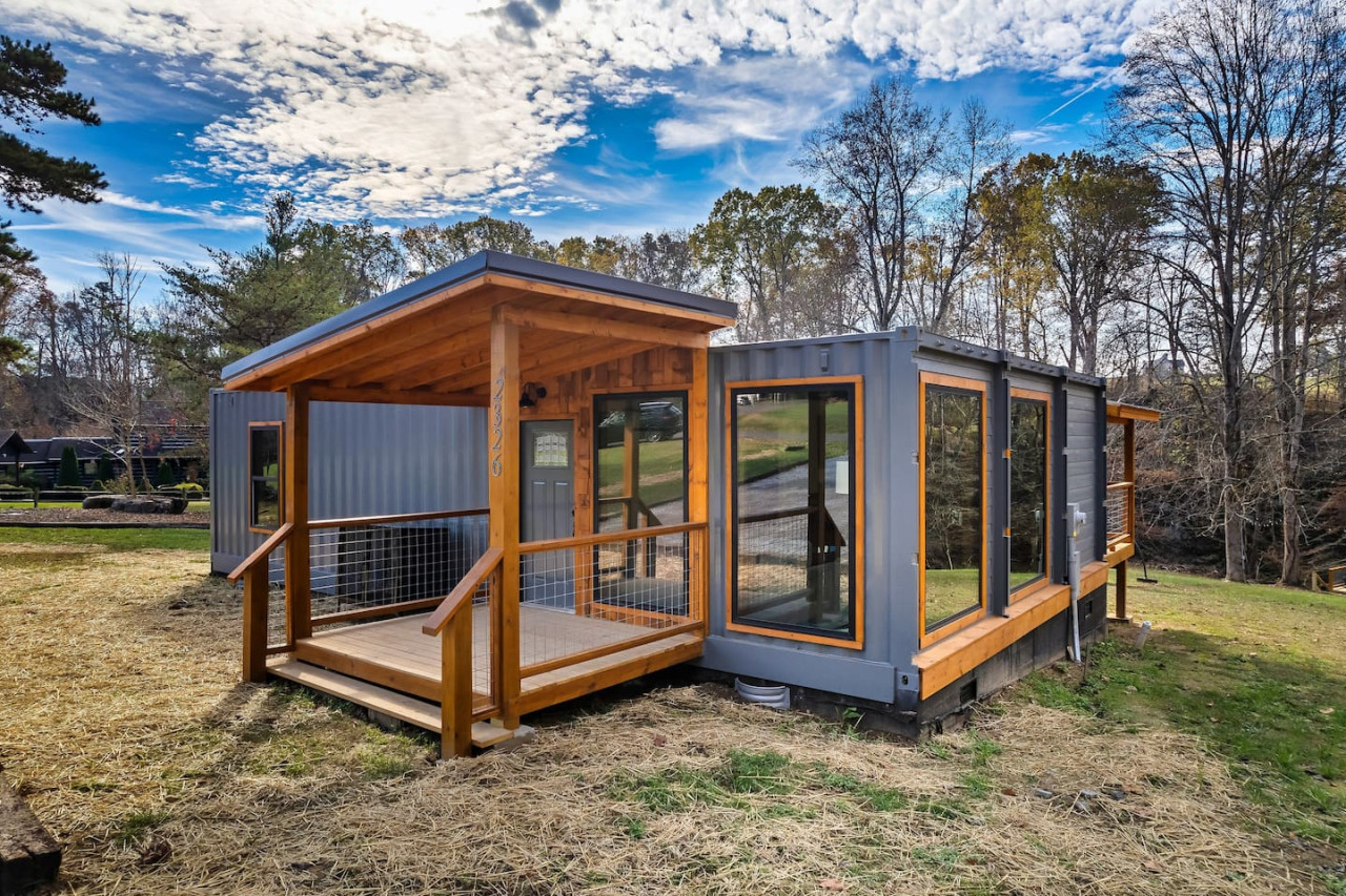 Brand New! Riverside Container w Hot Tub/ Firepit