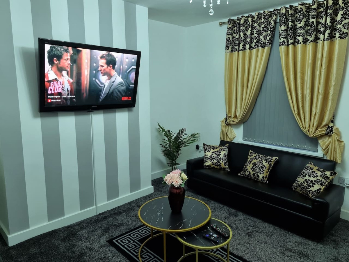 *11BR* Setup for your most amazing relaxed stay + Free Parking + Free Fast WiFi * in 11 Burlington Road - Property image 15 - VivreStays