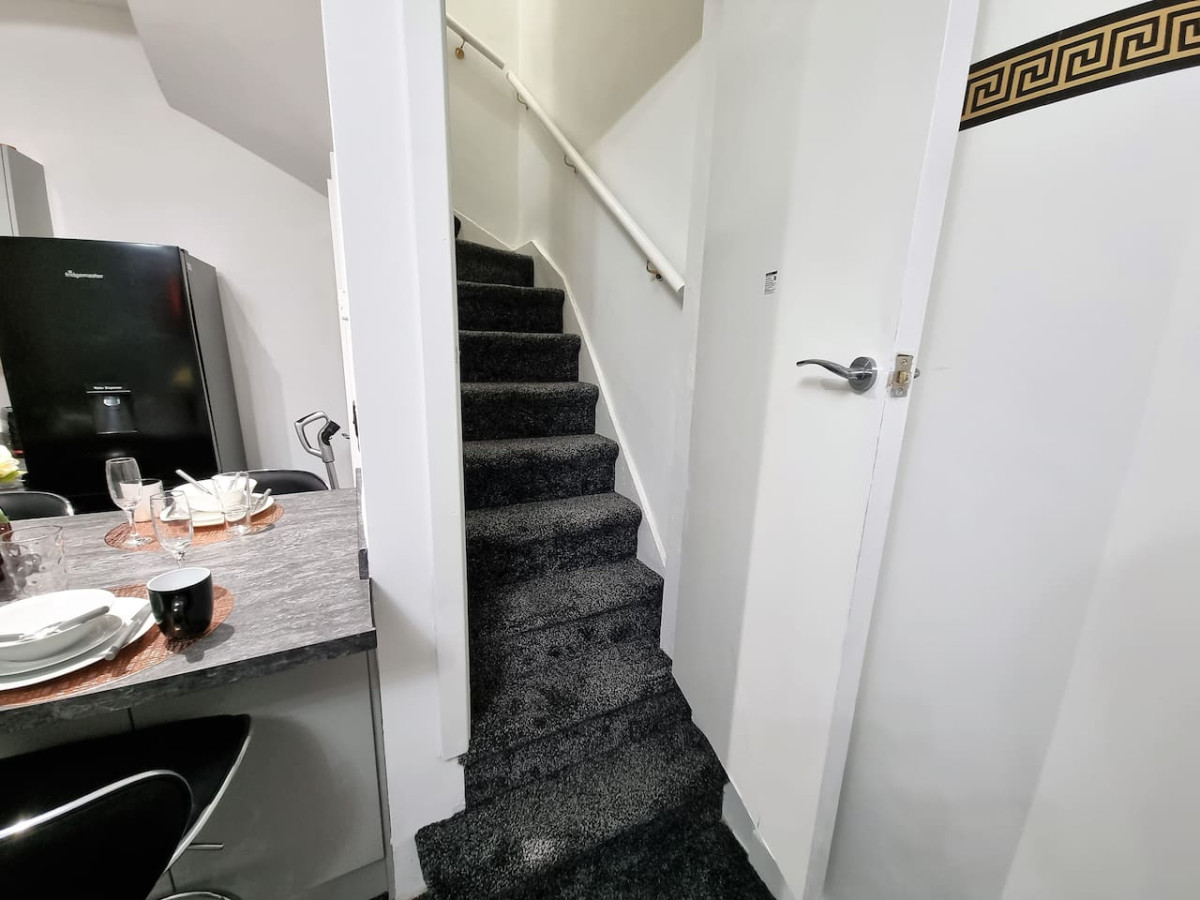 *11BR* Setup for your most amazing relaxed stay + Free Parking + Free Fast WiFi * in 11 Burlington Road - Property image 30 - VivreStays