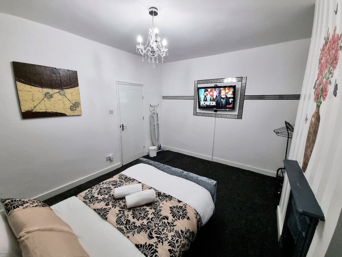 *11BR* Setup for your most amazing relaxed stay + Free Parking + Free Fast WiFi * in 11 Burlington Road - Property image 9 - VivreStays