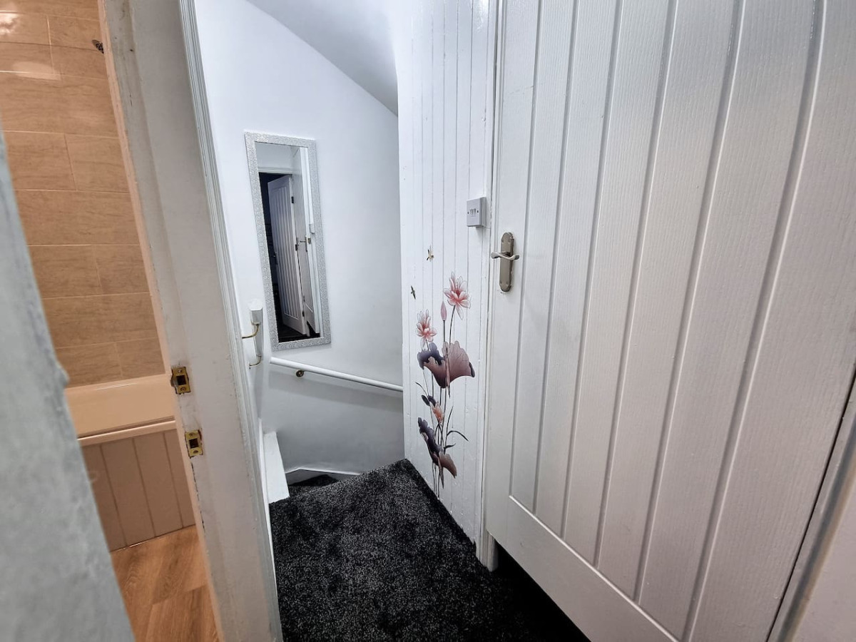*11BR* Setup for your most amazing relaxed stay + Free Parking + Free Fast WiFi * in 11 Burlington Road - Property image 31 - VivreStays