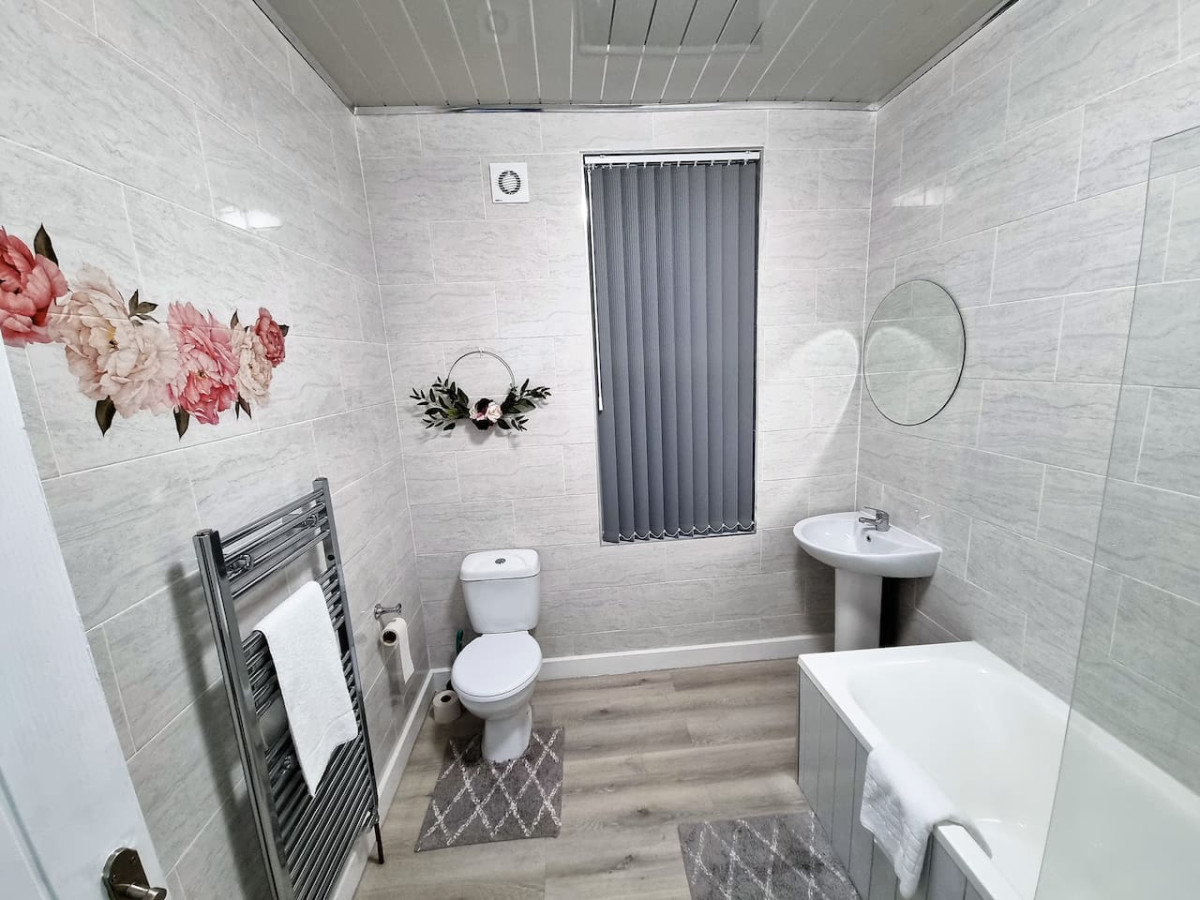 *11BR* Setup for your most amazing relaxed stay + Free Parking + Free Fast WiFi * in 11 Burlington Road - Property image 4 - VivreStays