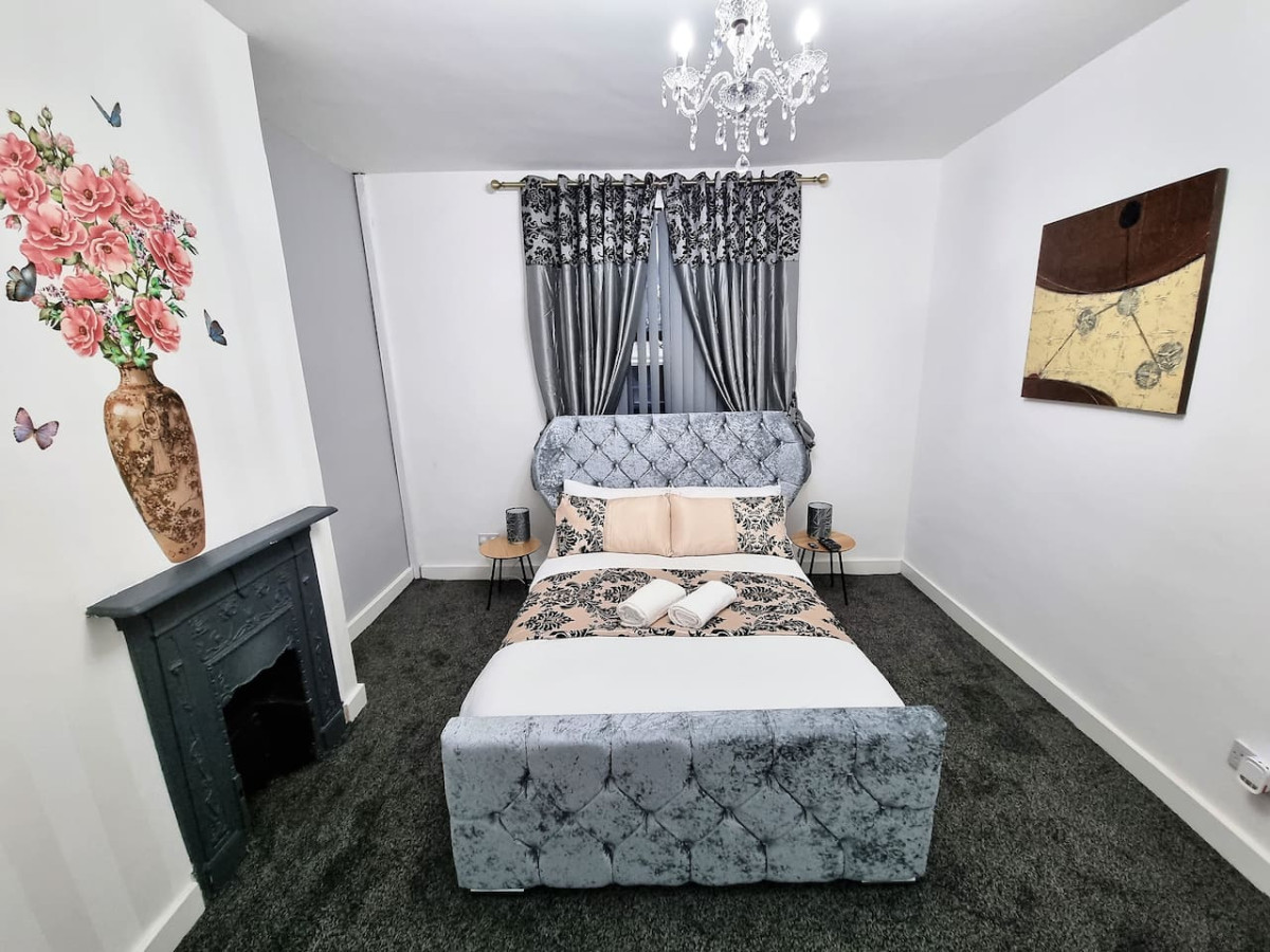 *11BR* Setup for your most amazing relaxed stay + Free Parking + Free Fast WiFi * in 11 Burlington Road - Property image 8 - VivreStays