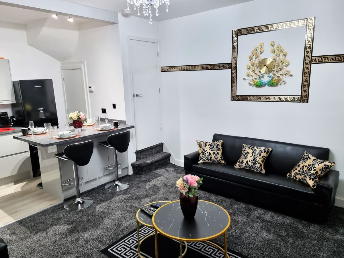 *11BR* Setup for your most amazing relaxed stay + Free Parking + Free Fast WiFi * in 11 Burlington Road - Property image 20 - VivreStays