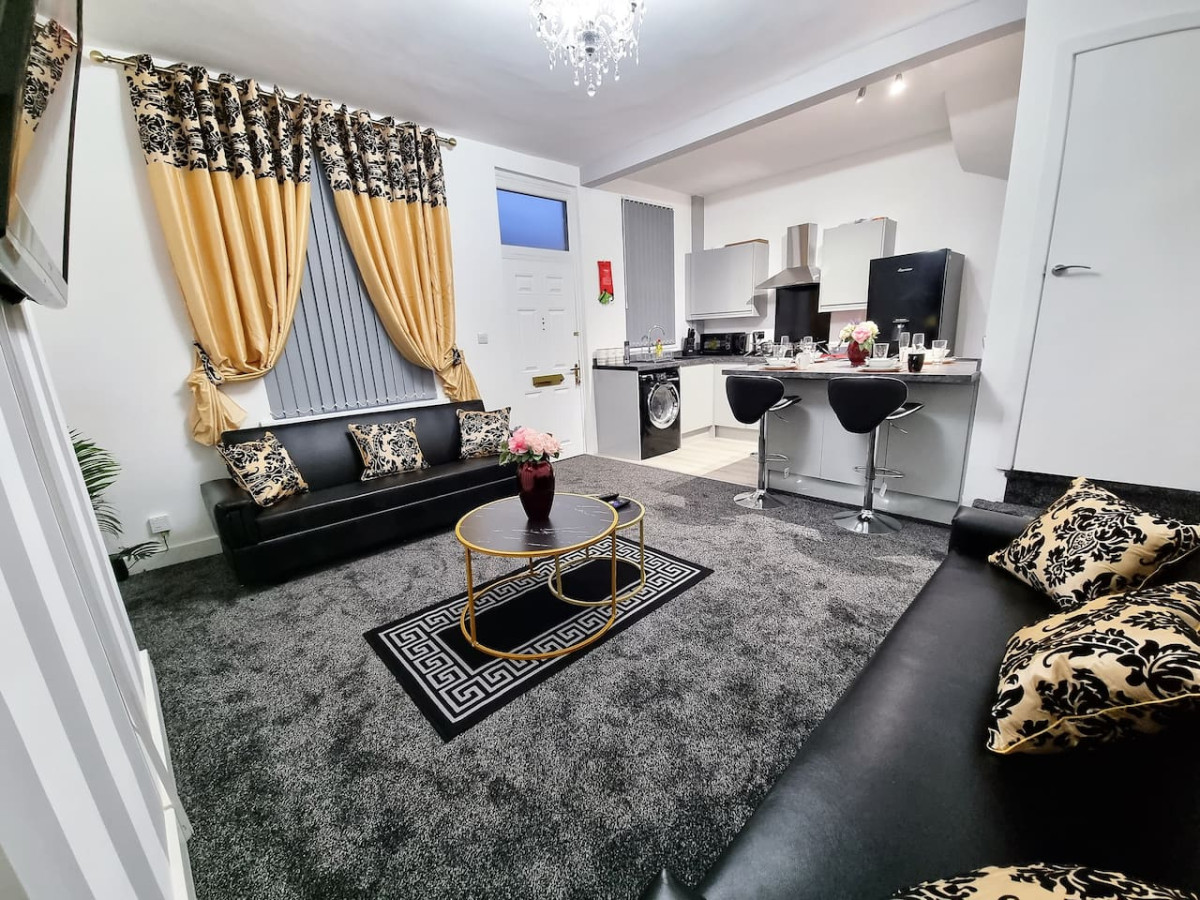 *11BR* Setup for your most amazing relaxed stay + Free Parking + Free Fast WiFi * in 11 Burlington Road - Property image 18 - VivreStays