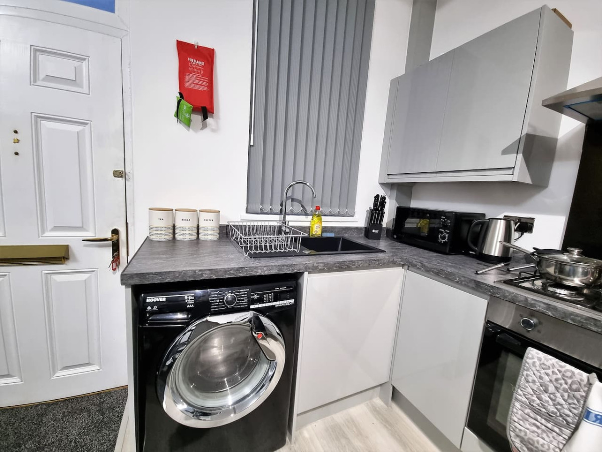*11BR* Setup for your most amazing relaxed stay + Free Parking + Free Fast WiFi * in 11 Burlington Road - Property image 22 - VivreStays