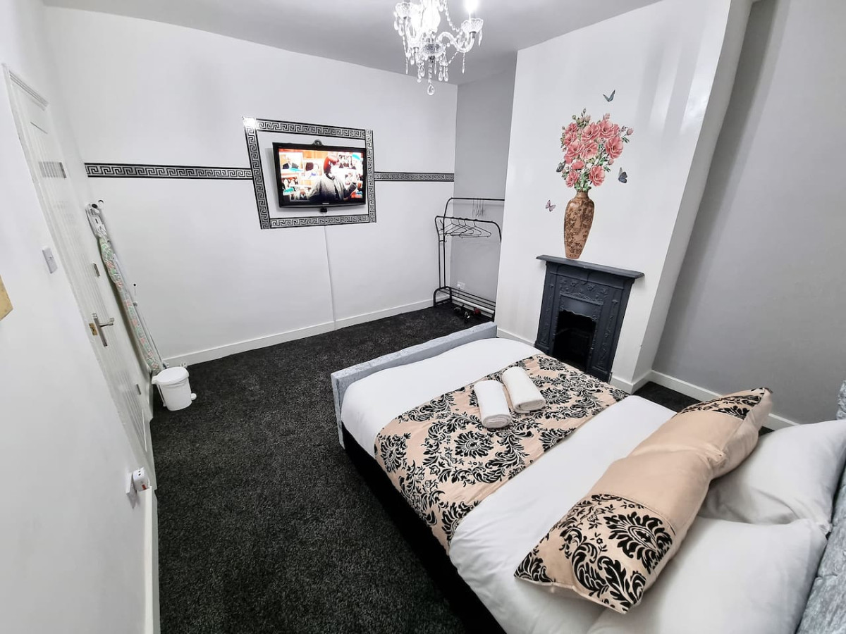 *11BR* Setup for your most amazing relaxed stay + Free Parking + Free Fast WiFi * in 11 Burlington Road - Property image 7 - VivreStays
