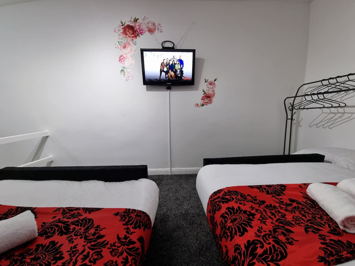 *11BR* Setup for your most amazing relaxed stay + Free Parking + Free Fast WiFi * in 11 Burlington Road - Property image 12 - VivreStays