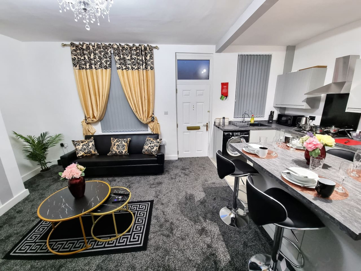 *11BR* Setup for your most amazing relaxed stay + Free Parking + Free Fast WiFi * in 11 Burlington Road - Property image 14 - VivreStays