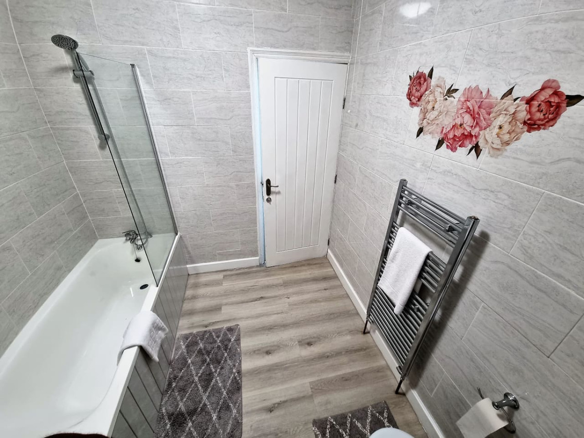 *11BR* Setup for your most amazing relaxed stay + Free Parking + Free Fast WiFi * in 11 Burlington Road - Property image 27 - VivreStays