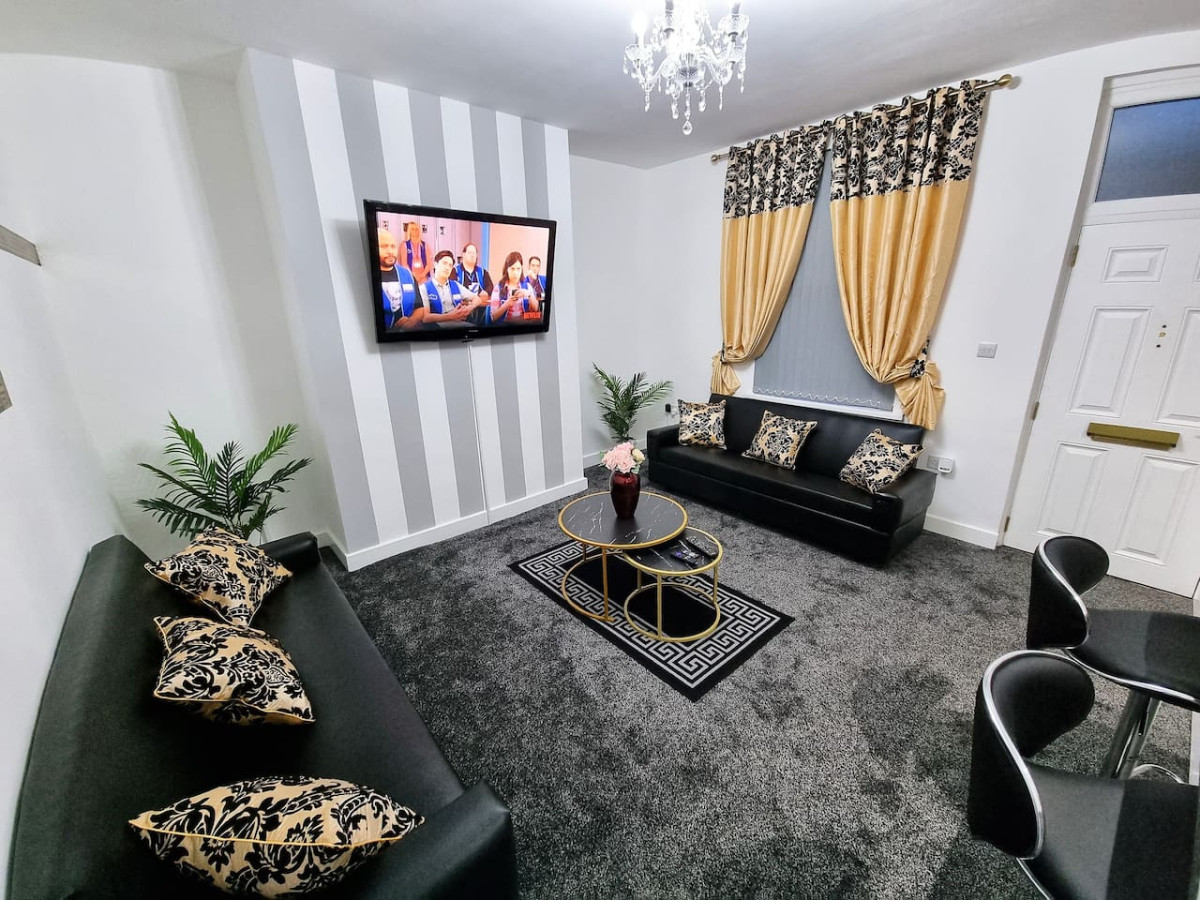 *11BR* Setup for your most amazing relaxed stay + Free Parking + Free Fast WiFi * in 11 Burlington Road - Property image 16 - VivreStays