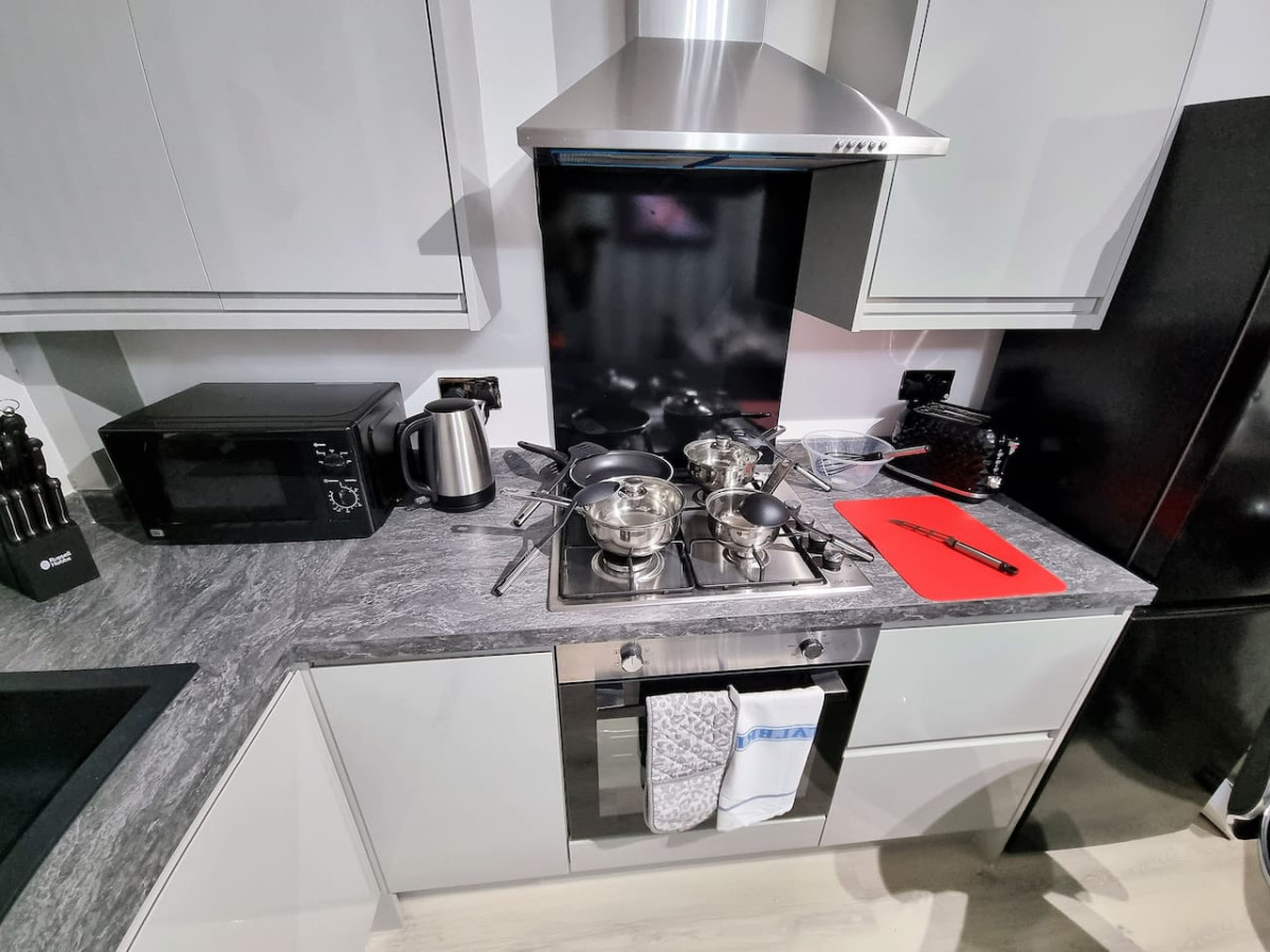 *11BR* Setup for your most amazing relaxed stay + Free Parking + Free Fast WiFi * in 11 Burlington Road - Property image 24 - VivreStays