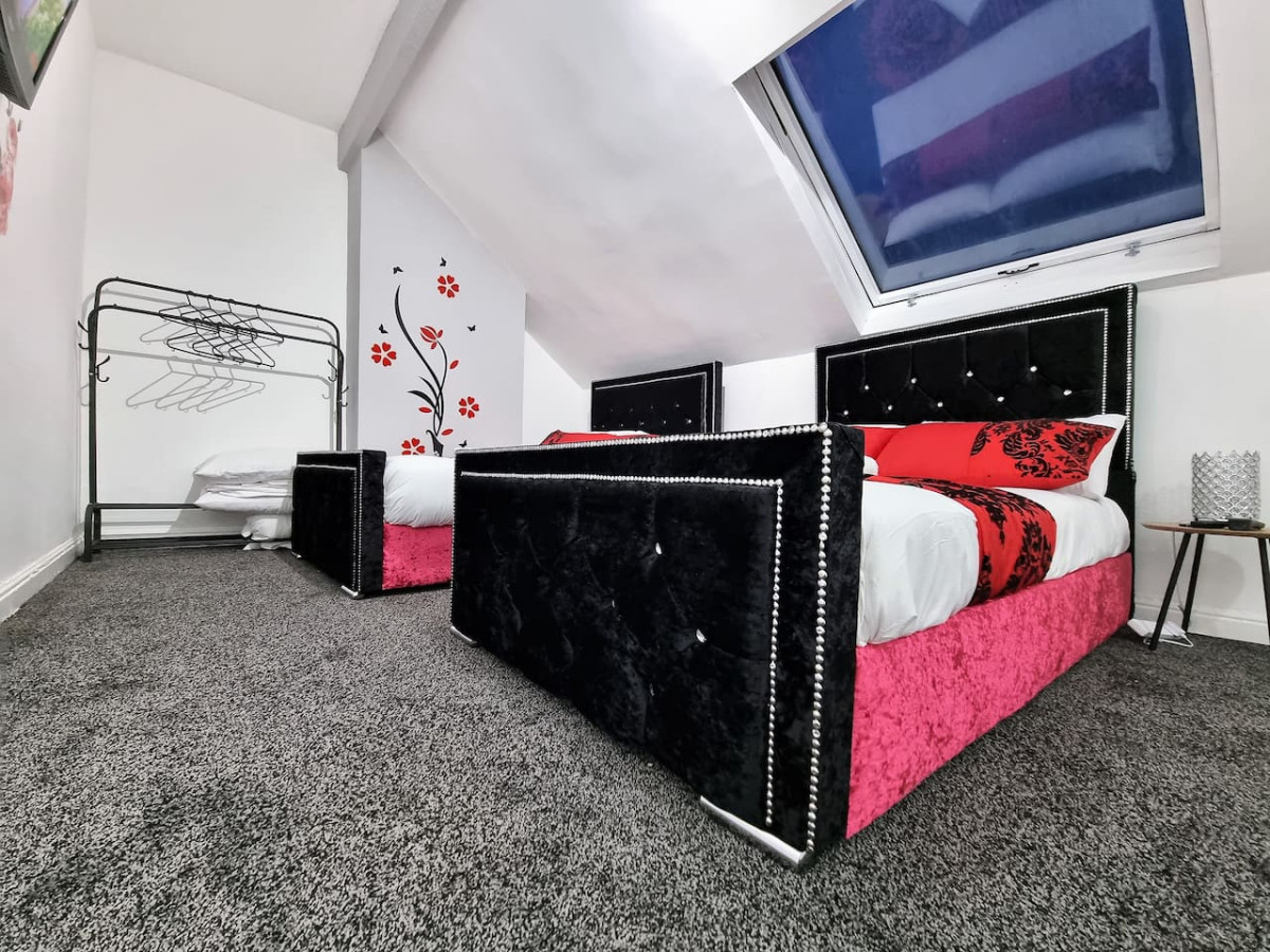 *11BR* Setup for your most amazing relaxed stay + Free Parking + Free Fast WiFi * in 11 Burlington Road - Property image 13 - VivreStays