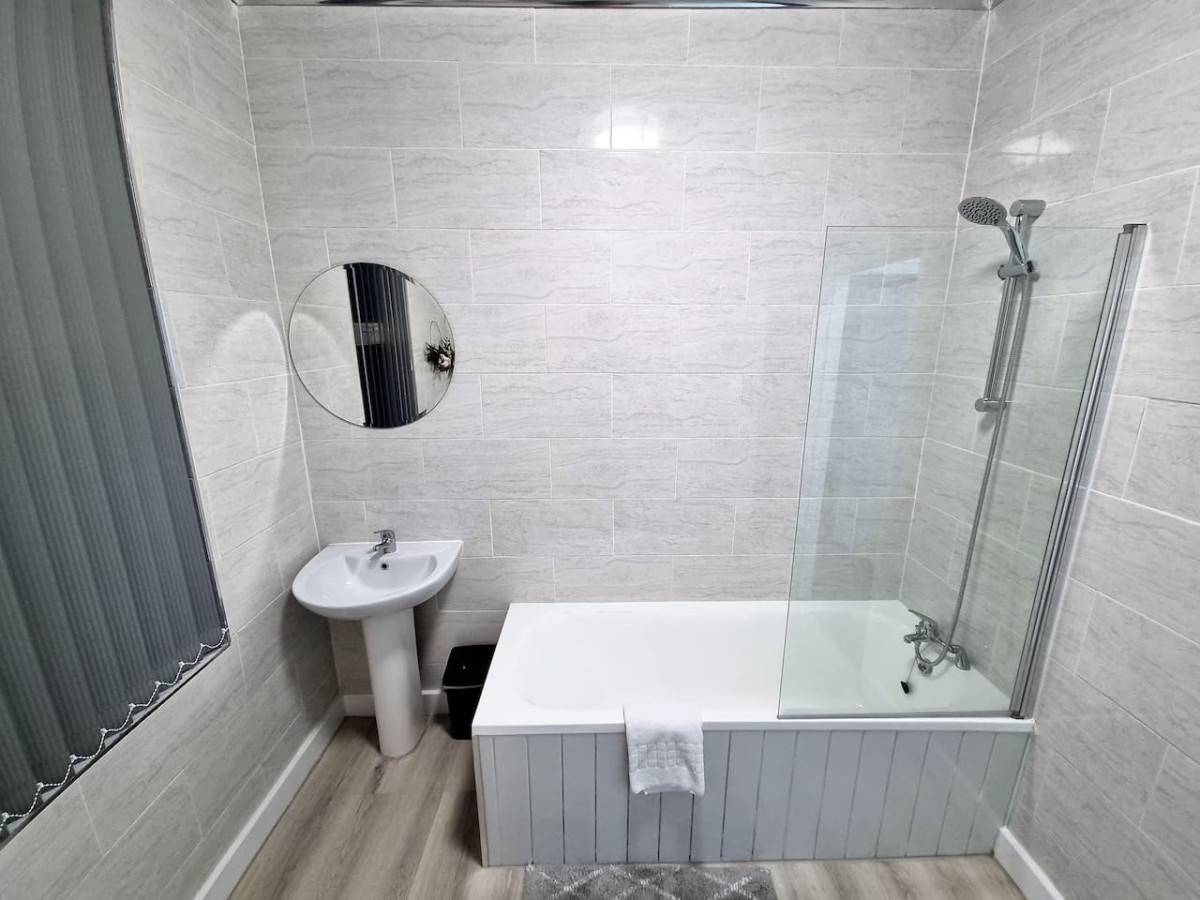 *11BR* Setup for your most amazing relaxed stay + Free Parking + Free Fast WiFi * in 11 Burlington Road - Property image 28 - VivreStays