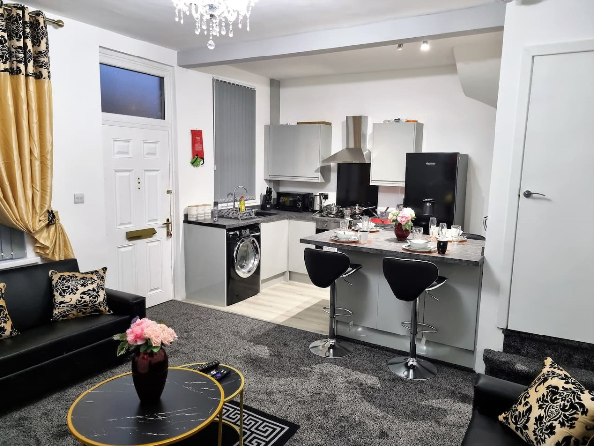 *11BR* Setup for your most amazing relaxed stay + Free Parking + Free Fast WiFi * in 11 Burlington Road - Property image 19 - VivreStays