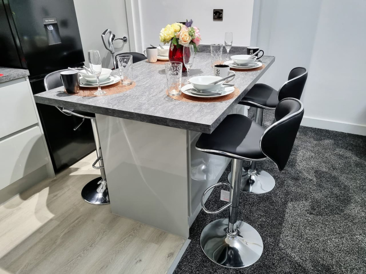 *11BR* Setup for your most amazing relaxed stay + Free Parking + Free Fast WiFi * in 11 Burlington Road - Property image 3 - VivreStays