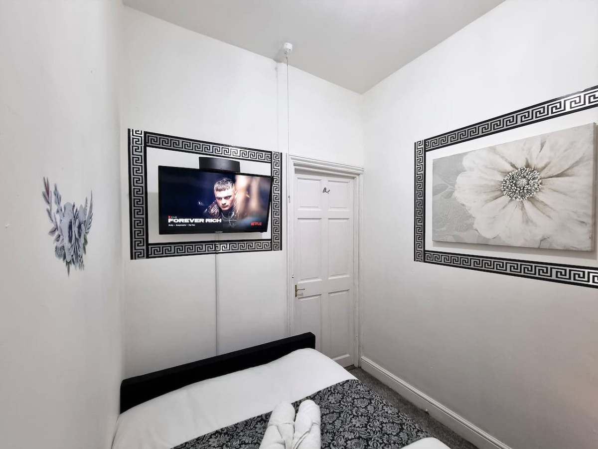 *6B7R* Setup for your most relaxed & amazing stay + Free Parking + Free Fast WiFi* in Vickers St, Morley, Leeds, UK - Property image 5 - VivreStays
