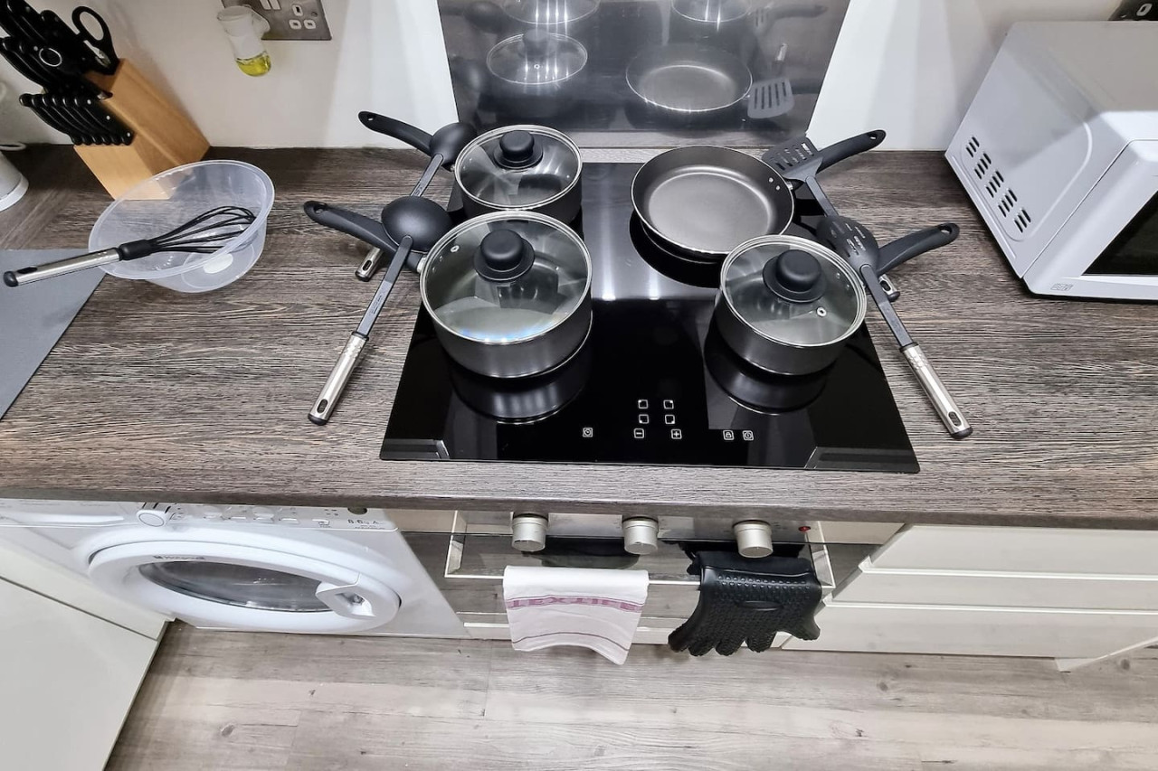 *6R* setup for your most amazing & relaxed stay + Free Parking + Free Fast WiFi * in 6 Runswick Avenue - Property image 14 - VivreStays