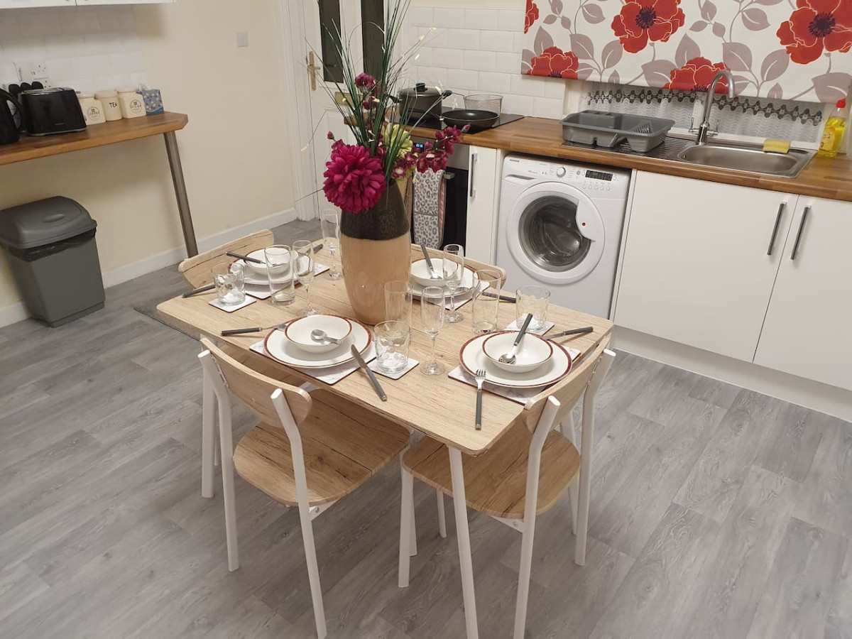 .12*JT* king bed cosy and lovely house + Free Parking + Free Fast WiFi . in 12 Johnson Terrace - Property image 3 - VivreStays