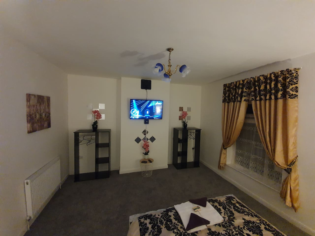 .12*JT* king bed cosy and lovely house + Free Parking + Free Fast WiFi . in 12 Johnson Terrace - Property image 17 - VivreStays