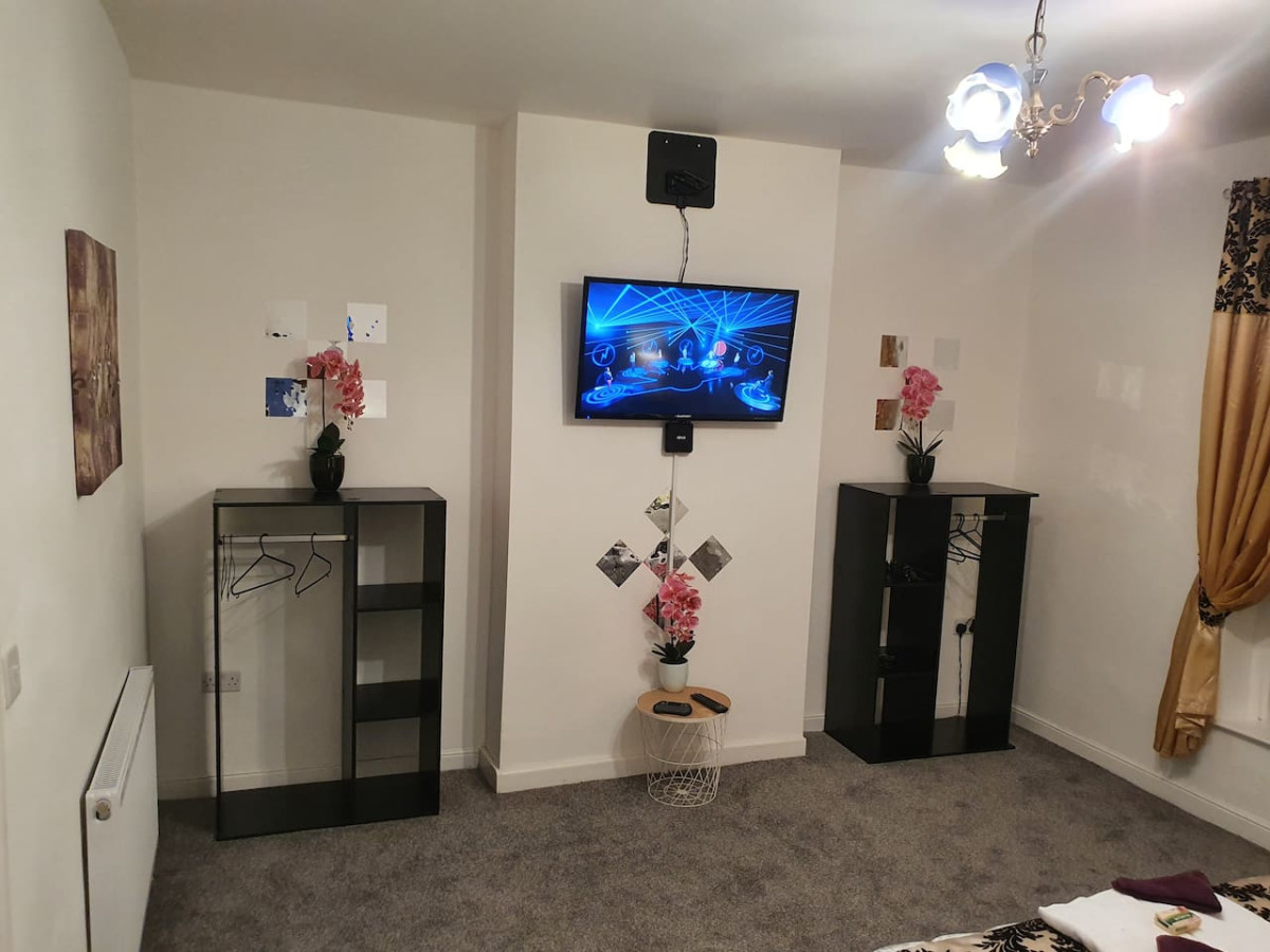 .12*JT* king bed cosy and lovely house + Free Parking + Free Fast WiFi . in 12 Johnson Terrace - Property image 21 - VivreStays