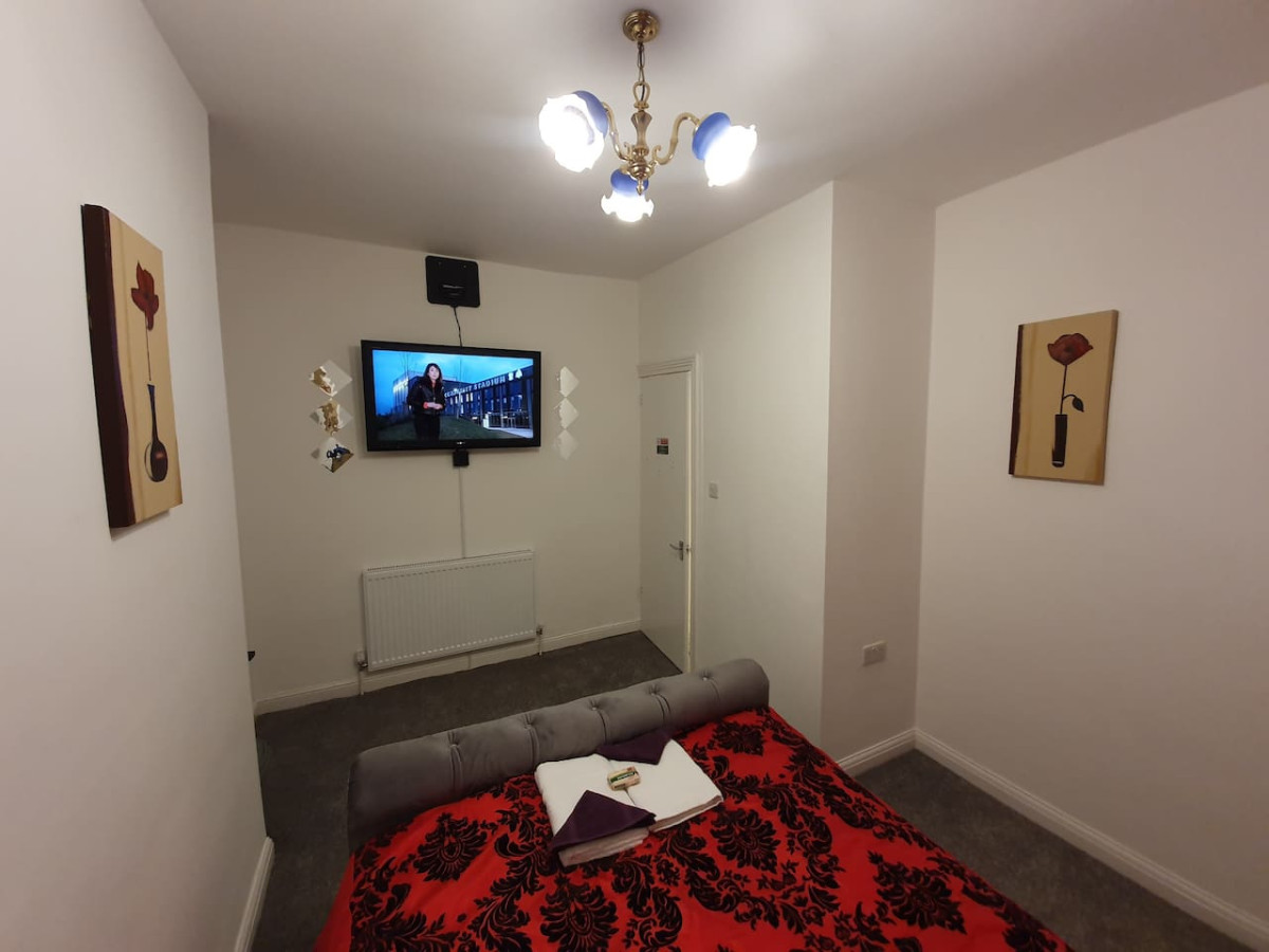 .12*JT* king bed cosy and lovely house + Free Parking + Free Fast WiFi . in 12 Johnson Terrace - Property image 10 - VivreStays