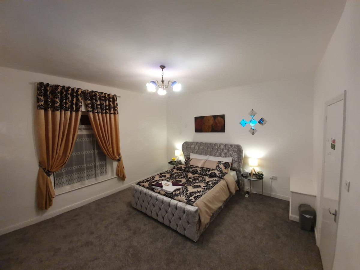 .12*JT* king bed cosy and lovely house + Free Parking + Free Fast WiFi . in 12 Johnson Terrace - Property image 7 - VivreStays