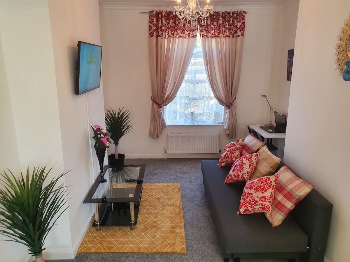 .12*JT* king bed cosy and lovely house + Free Parking + Free Fast WiFi . in 12 Johnson Terrace - Property image 2 - VivreStays