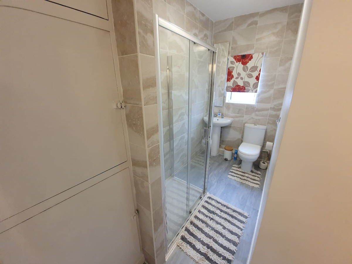 .12*JT* king bed cosy and lovely house + Free Parking + Free Fast WiFi . in 12 Johnson Terrace - Property image 4 - VivreStays