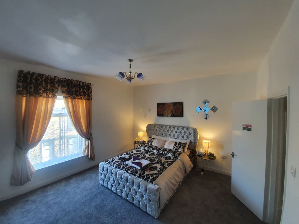 .12*JT* king bed cosy and lovely house + Free Parking + Free Fast WiFi . in 12 Johnson Terrace - Property image 9 - VivreStays