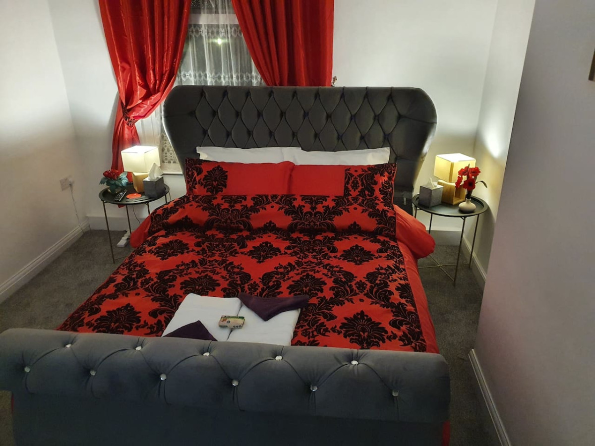 .12*JT* king bed cosy and lovely house + Free Parking + Free Fast WiFi . in 12 Johnson Terrace - Property image 13 - VivreStays