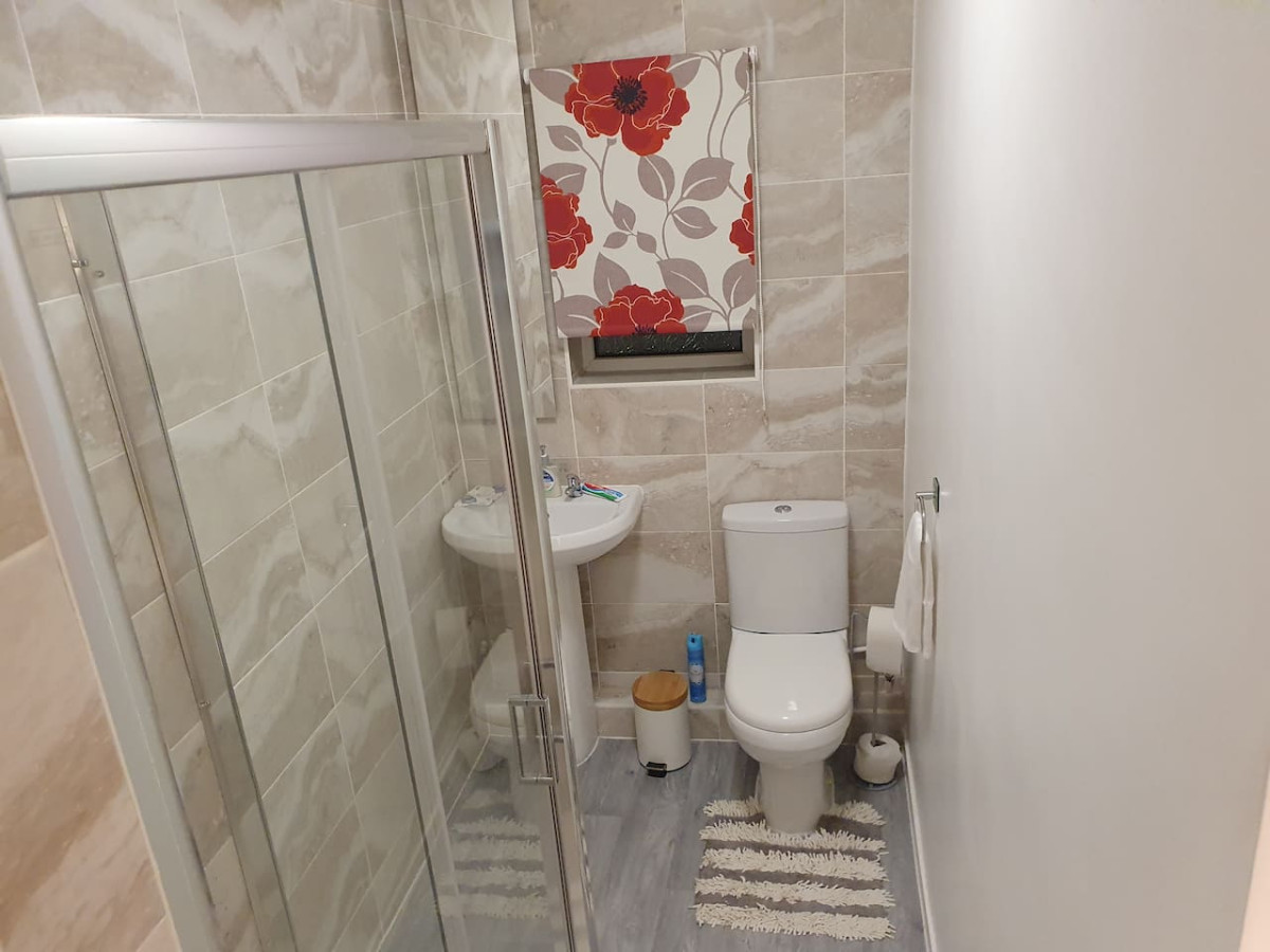 .12*JT* king bed cosy and lovely house + Free Parking + Free Fast WiFi . in 12 Johnson Terrace - Property image 29 - VivreStays