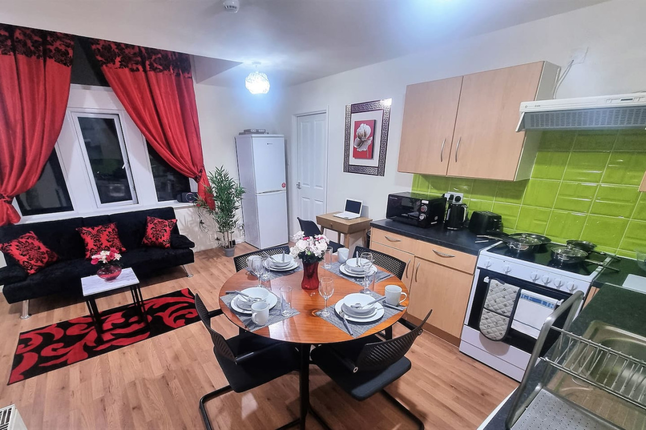 *G11H* for a cosy luxurious lovely stay + Free Parking + Free Fast WiFi perfect for work or pleasure* in Green Hill Road flat 11, green hill house - Property image 19 - VivreStays