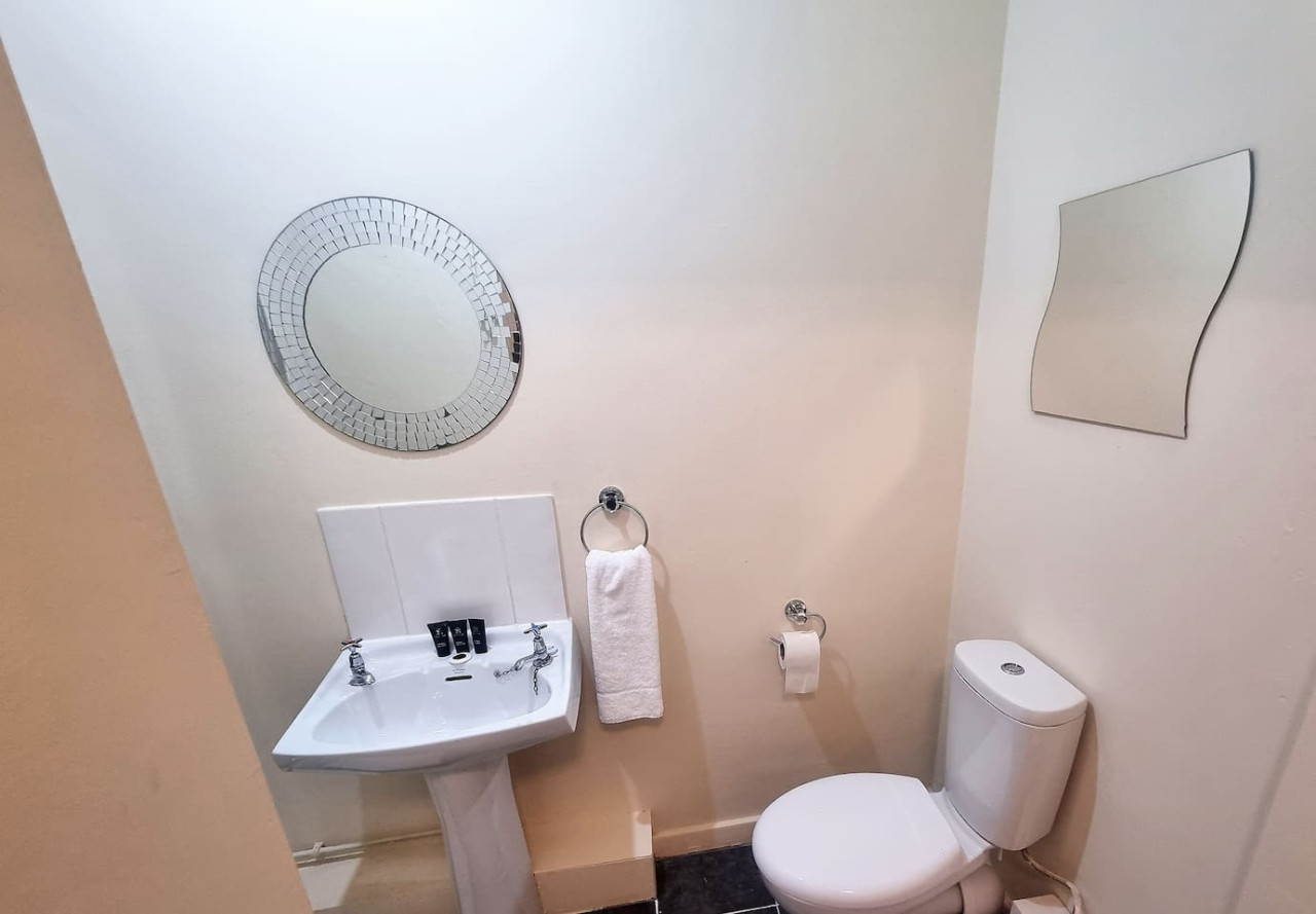 *G11H* for a cosy luxurious lovely stay + Free Parking + Free Fast WiFi perfect for work or pleasure* in Green Hill Road flat 11, green hill house - Property image 25 - VivreStays