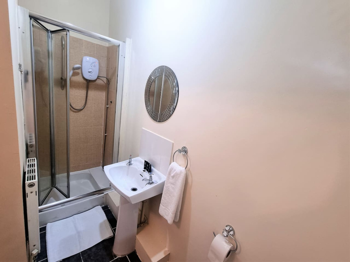 *G11H* for a cosy luxurious lovely stay + Free Parking + Free Fast WiFi perfect for work or pleasure* in Green Hill Road flat 11, green hill house - Property image 24 - VivreStays