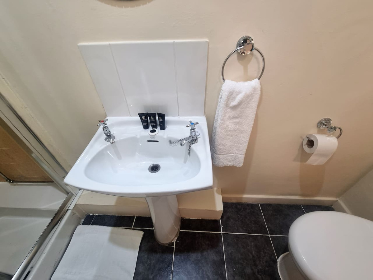 *G11H* for a cosy luxurious lovely stay + Free Parking + Free Fast WiFi perfect for work or pleasure* in Green Hill Road flat 11, green hill house - Property image 26 - VivreStays