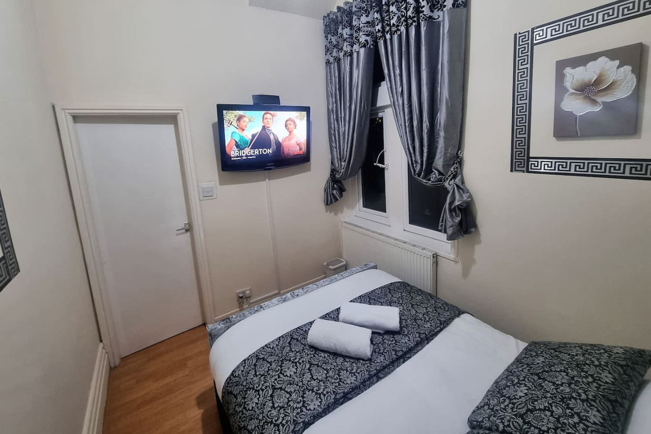 *G11H* for a cosy luxurious lovely stay + Free Parking + Free Fast WiFi perfect for work or pleasure* in Green Hill Road flat 11, green hill house - Property image 11 - VivreStays