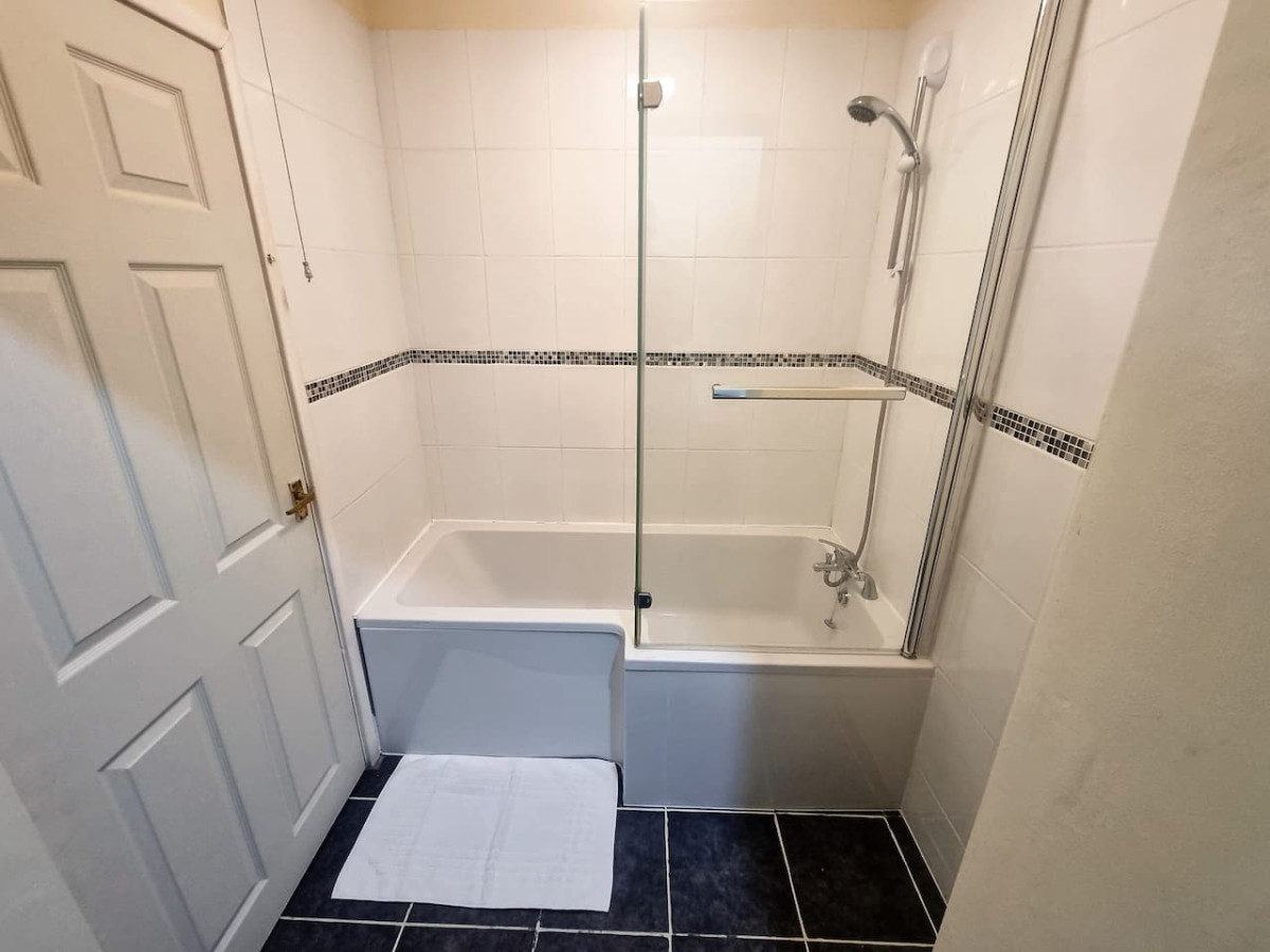 *G11H* for a cosy luxurious lovely stay + Free Parking + Free Fast WiFi perfect for work or pleasure* in Green Hill Road flat 11, green hill house - Property image 4 - VivreStays