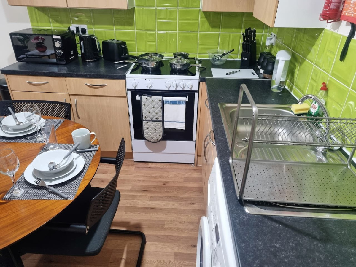 *G11H* for a cosy luxurious lovely stay + Free Parking + Free Fast WiFi perfect for work or pleasure* in Green Hill Road flat 11, green hill house - Property image 3 - VivreStays
