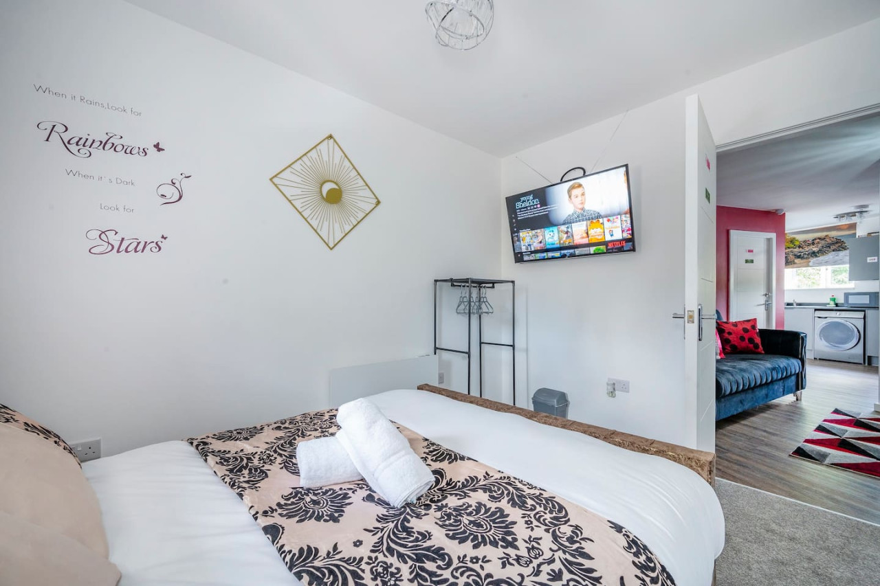 *F1BR* for your most relaxed & Cosy stay + parking in 481 Bradford Road - Property image 7 - VivreStays