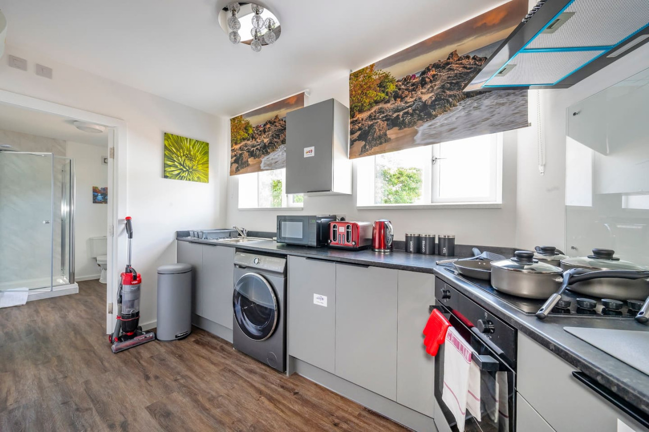 *F1BR* for your most relaxed & Cosy stay + parking in 481 Bradford Road - Property image 9 - VivreStays