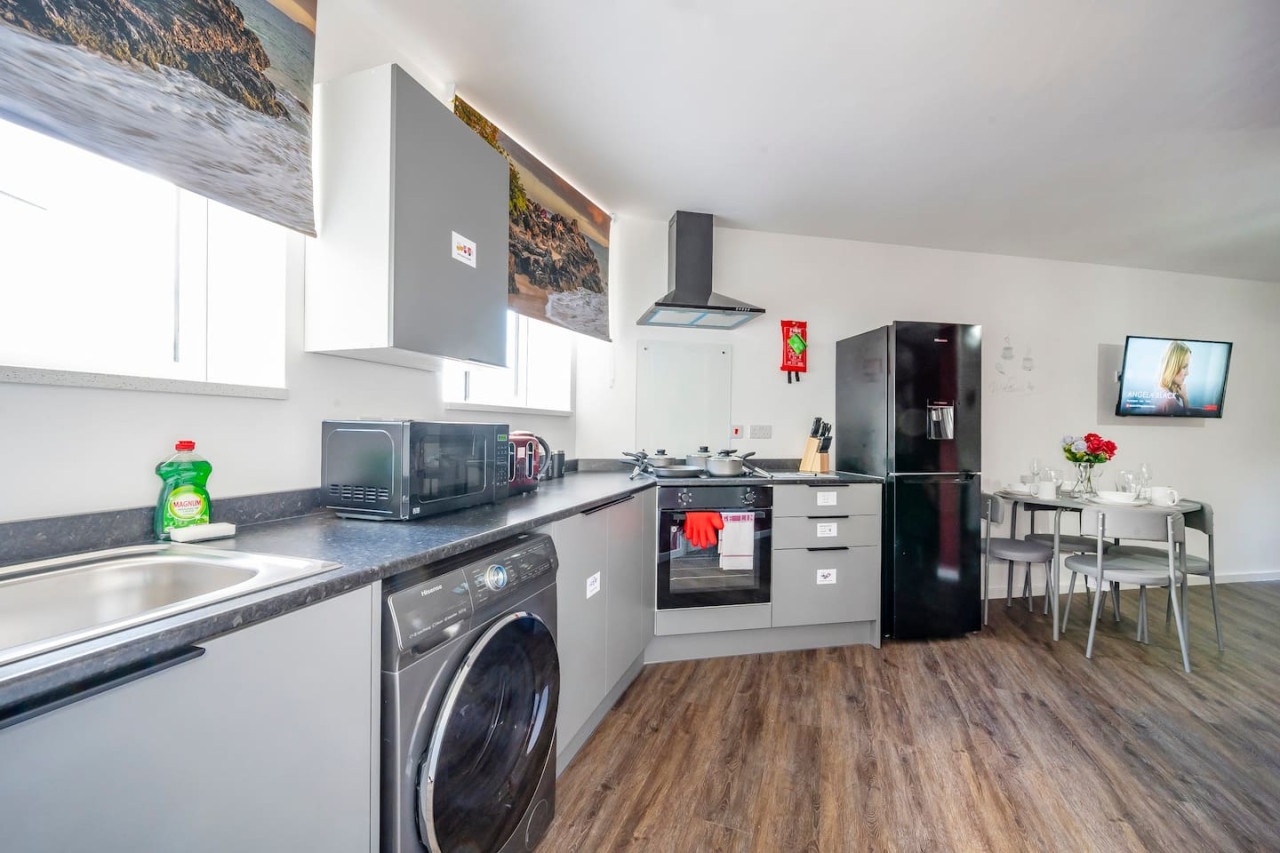 *F1BR* for your most relaxed & Cosy stay + parking in 481 Bradford Road - Property image 3 - VivreStays