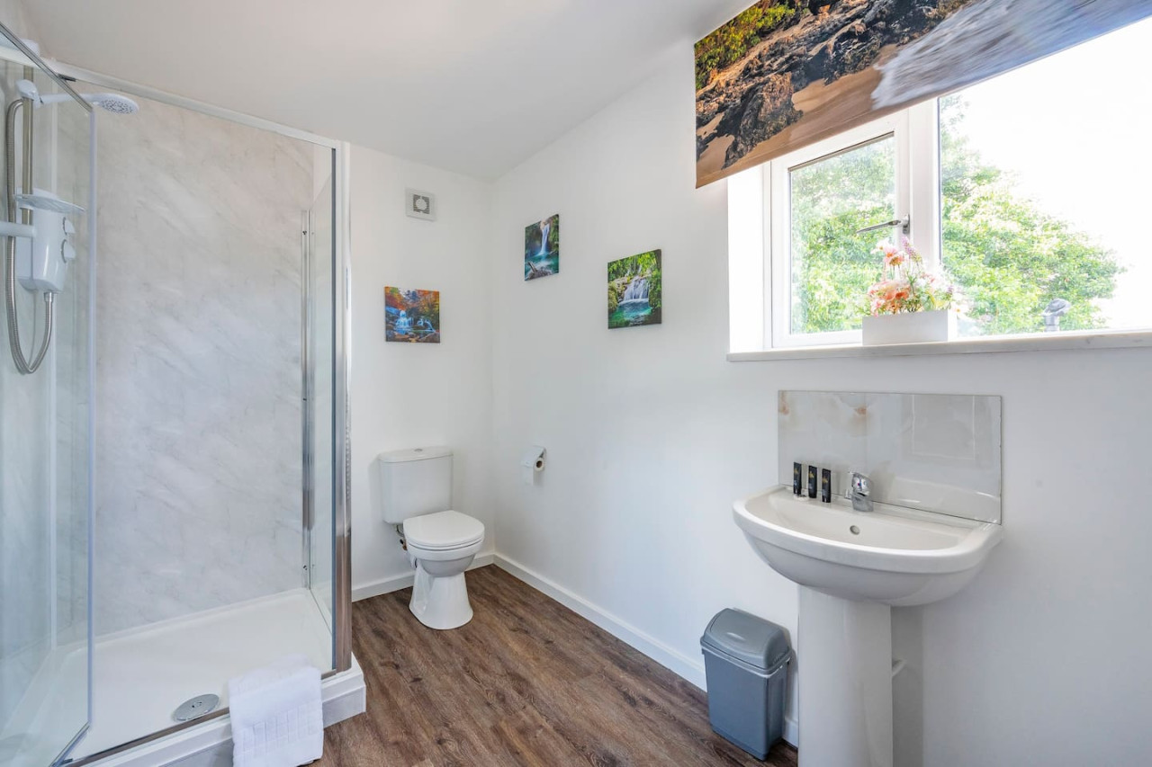 *F1BR* for your most relaxed & Cosy stay + parking in 481 Bradford Road - Property image 4 - VivreStays