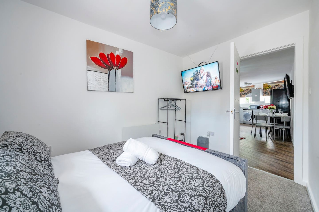 *F1BR* for your most relaxed & Cosy stay + parking in 481 Bradford Road - Property image 8 - VivreStays