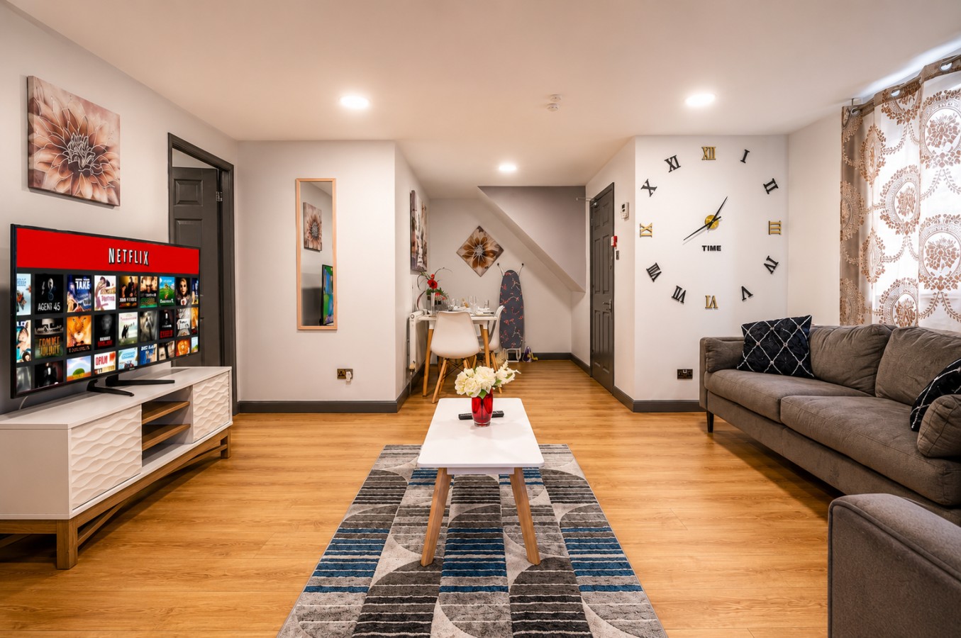 GreenHill Flat 2 for your Cosy stay +Private Parking in Greenhill House, 1 Green Hill Road - Property image 2 - VivreStays