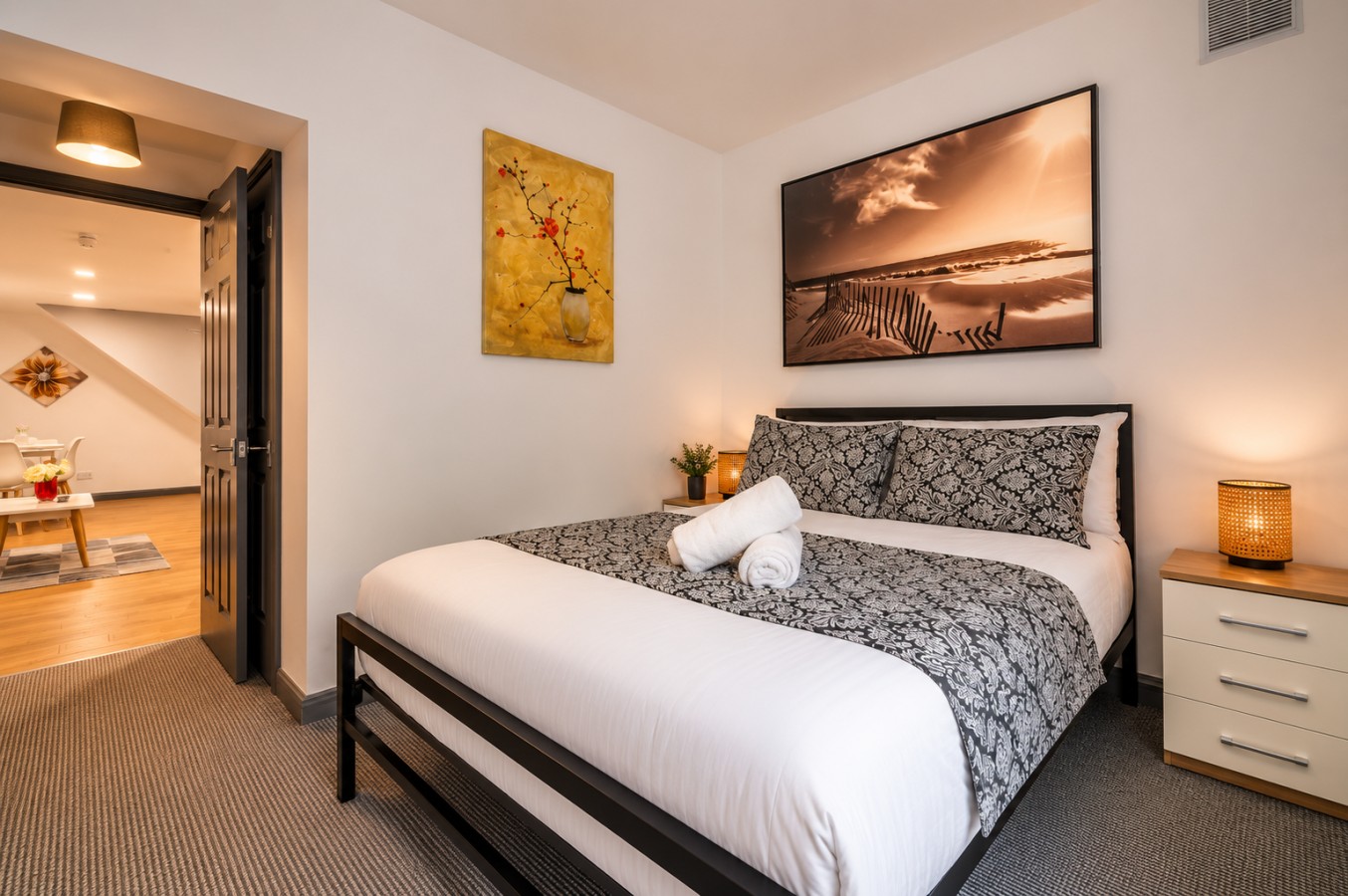 GreenHill Flat 2 for your Cosy stay +Private Parking serviced apartment - UK - VivreStays