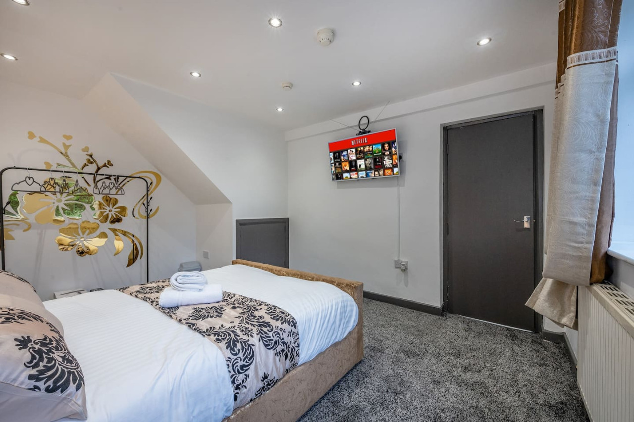*F4GH for your most relaxed & Cosy stay + Parking in Greenhill House, 1 Green Hill Road - Property image 6 - VivreStays